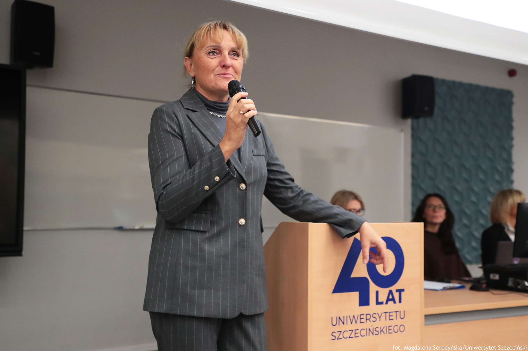 Na zdjęciu Pani Prodziekan ds Studenckich WNŚiP podczas przemówienia na dniach adaptacyjnych