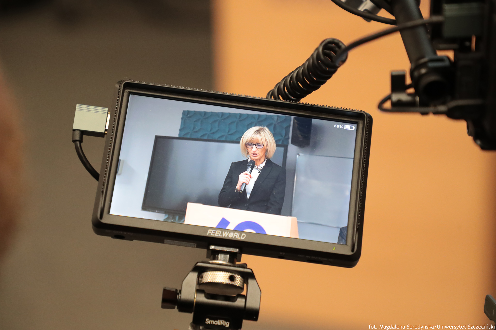 Na zdjęciu Pani Dziekan WNŚiP podczas przemówienia na dniach adaptacyjnych