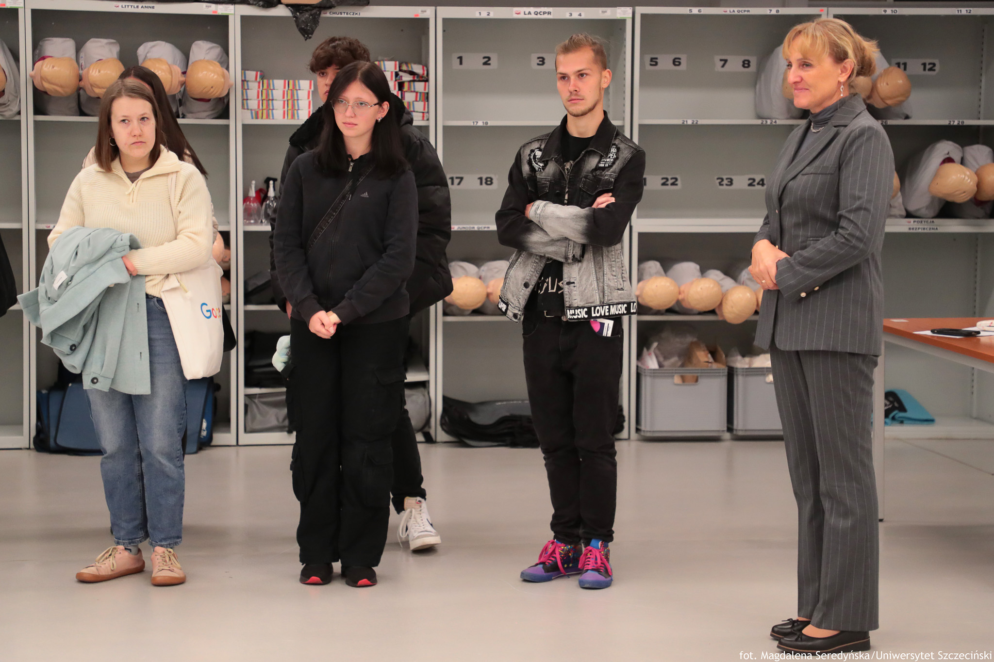 Prodziekan ds Studenckich i studenci podczas dni adaptacyjnych