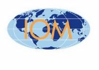 Logo firmy Interoceanmetal - globus w kolorach błękitno granatowych (granatowe kontynenty), pomarańczowy napis IOM